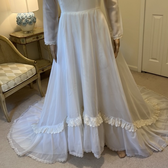 Vintage 1970s Long Sleeve Wedding Gown with Train Size Small Lace Daisy Details - Picture 7 of 15